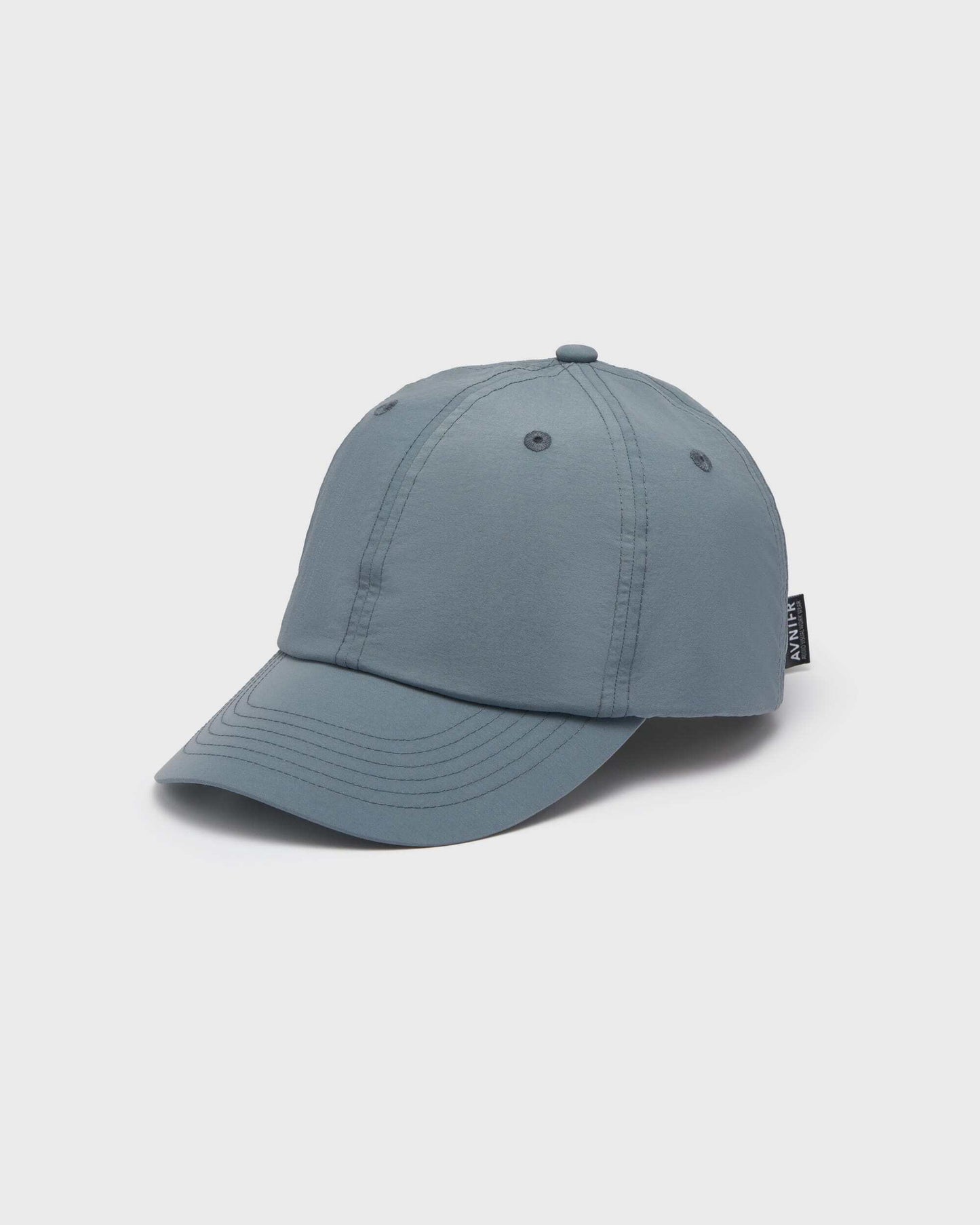 Casquette AVNIER LIGHT V1.0 grise, vue de face, design minimaliste en nylon hydrofuge léger, coiffe 6 panneaux. - gris