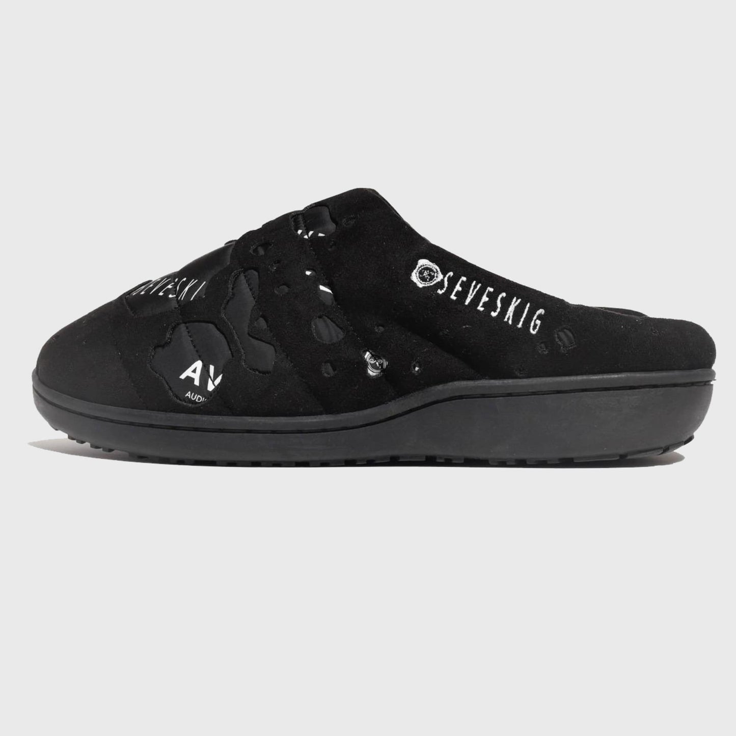 Chausson gauche AVNIER × SEVESKIG × SUBU, logo SEVESKIG brodé sur le côté, finition coton noir matelassé, semelle confortable en caoutchouc synthétique, modèle inspiré du workwear audiovisuel japonais.