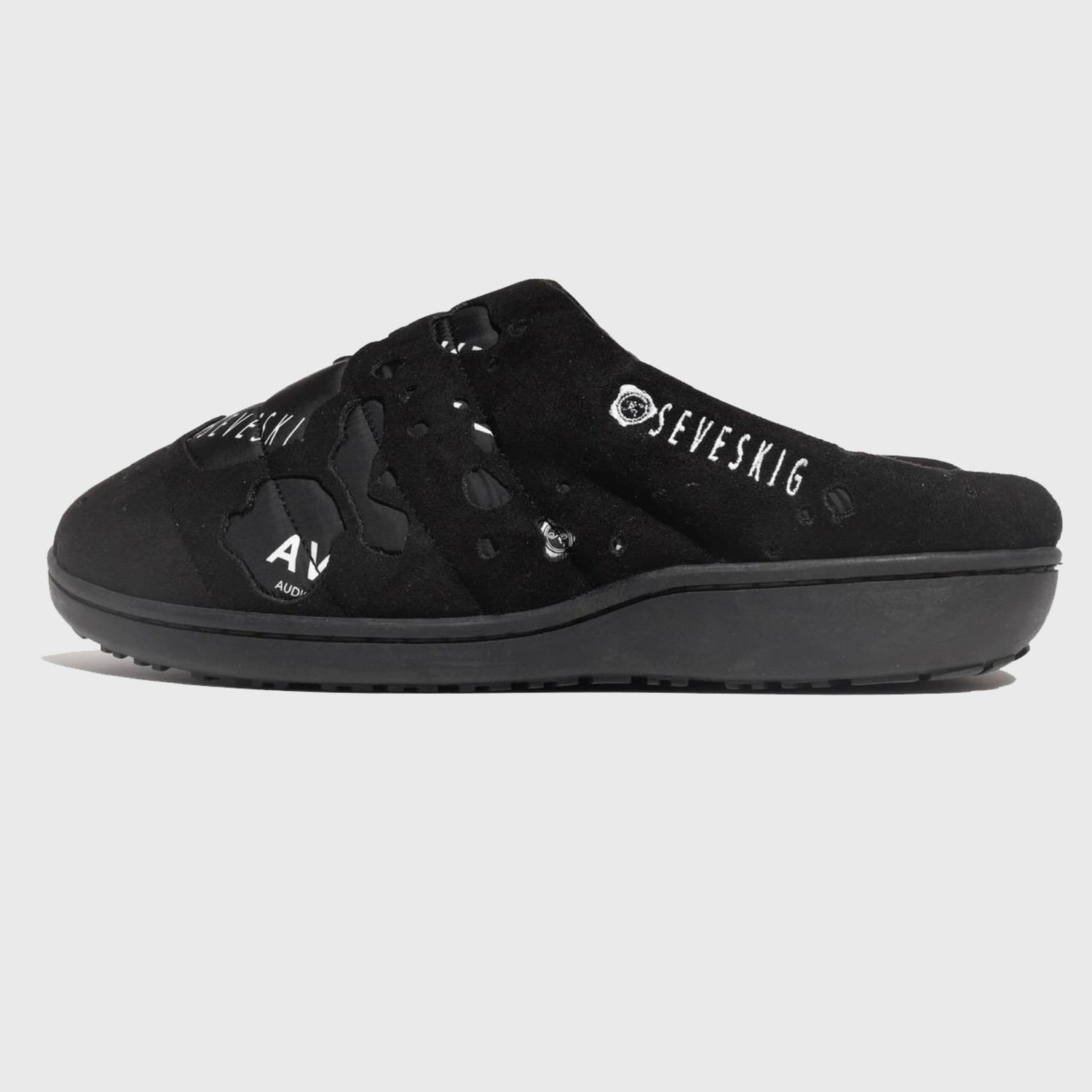 Chausson gauche AVNIER × SEVESKIG × SUBU, logo SEVESKIG brodé sur le côté, finition coton noir matelassé, semelle confortable en caoutchouc synthétique, modèle inspiré du workwear audiovisuel japonais.