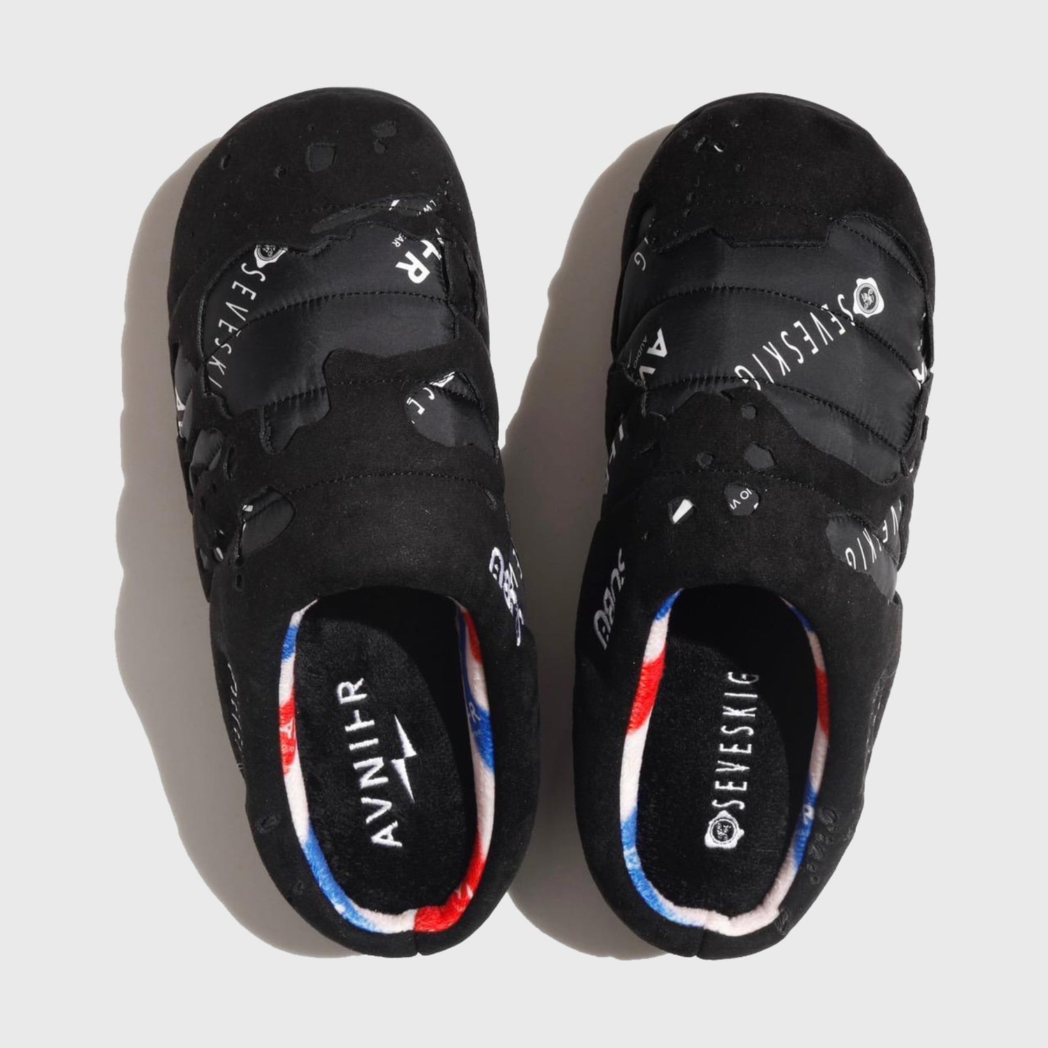 Chaussons AVNIER × SEVESKIG × SUBU, vue du dessus, design noir minimaliste, collaboration franco-japonaise inspirée du milieu audiovisuel.