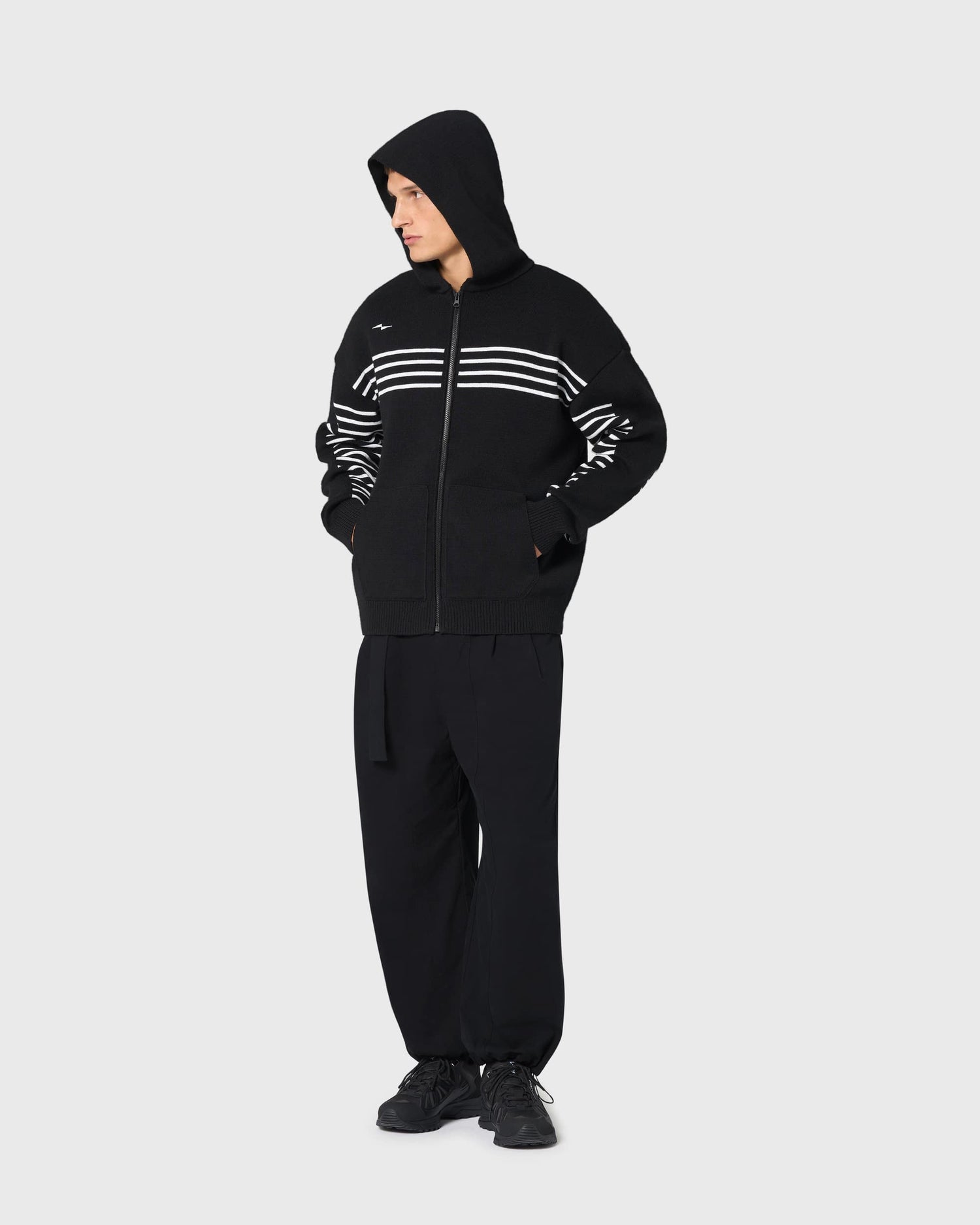 Hoodie Kobourg AVNIER × Saint James avec capuche, rayures phosphorescentes et allure décontractée, fabriqué en France.