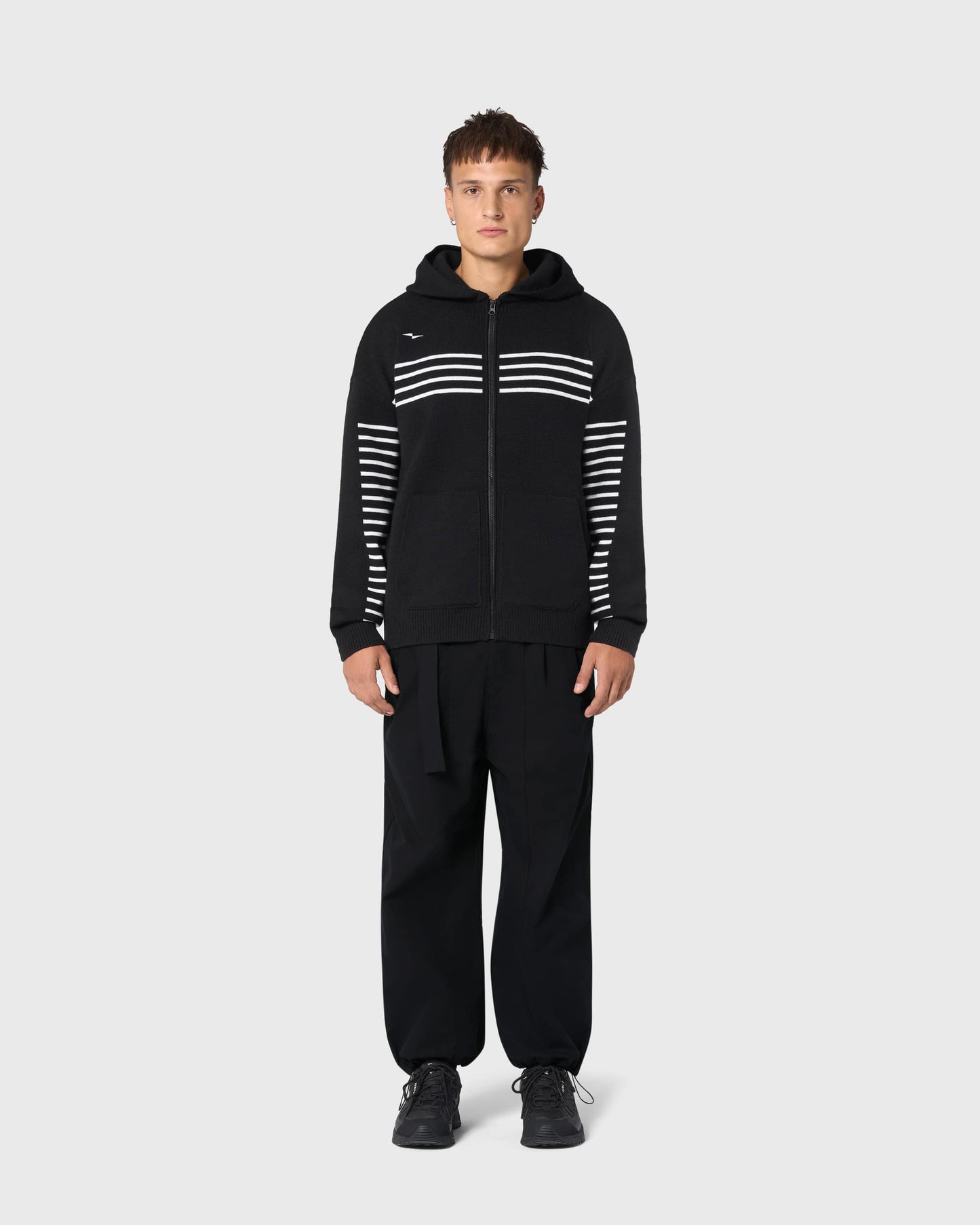 Hoodie AVNIER Kobourg porté, coupe oversize et rayures lumineuses, alliance entre héritage marin et design urbain.