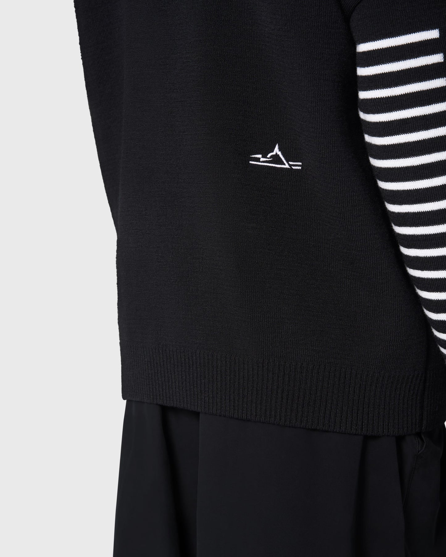 Broderie Mont dans le dos du hoodie AVNIER × Saint James, clin d’œil à la côte normande et à l’identité visuelle de la marque.