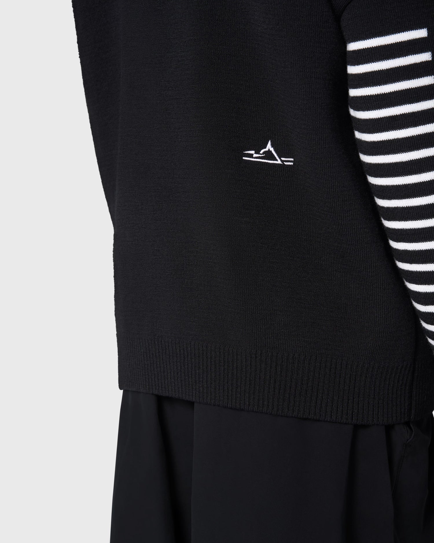 Broderie Mont dans le dos du hoodie AVNIER × Saint James, clin d’œil à la côte normande et à l’identité visuelle de la marque.