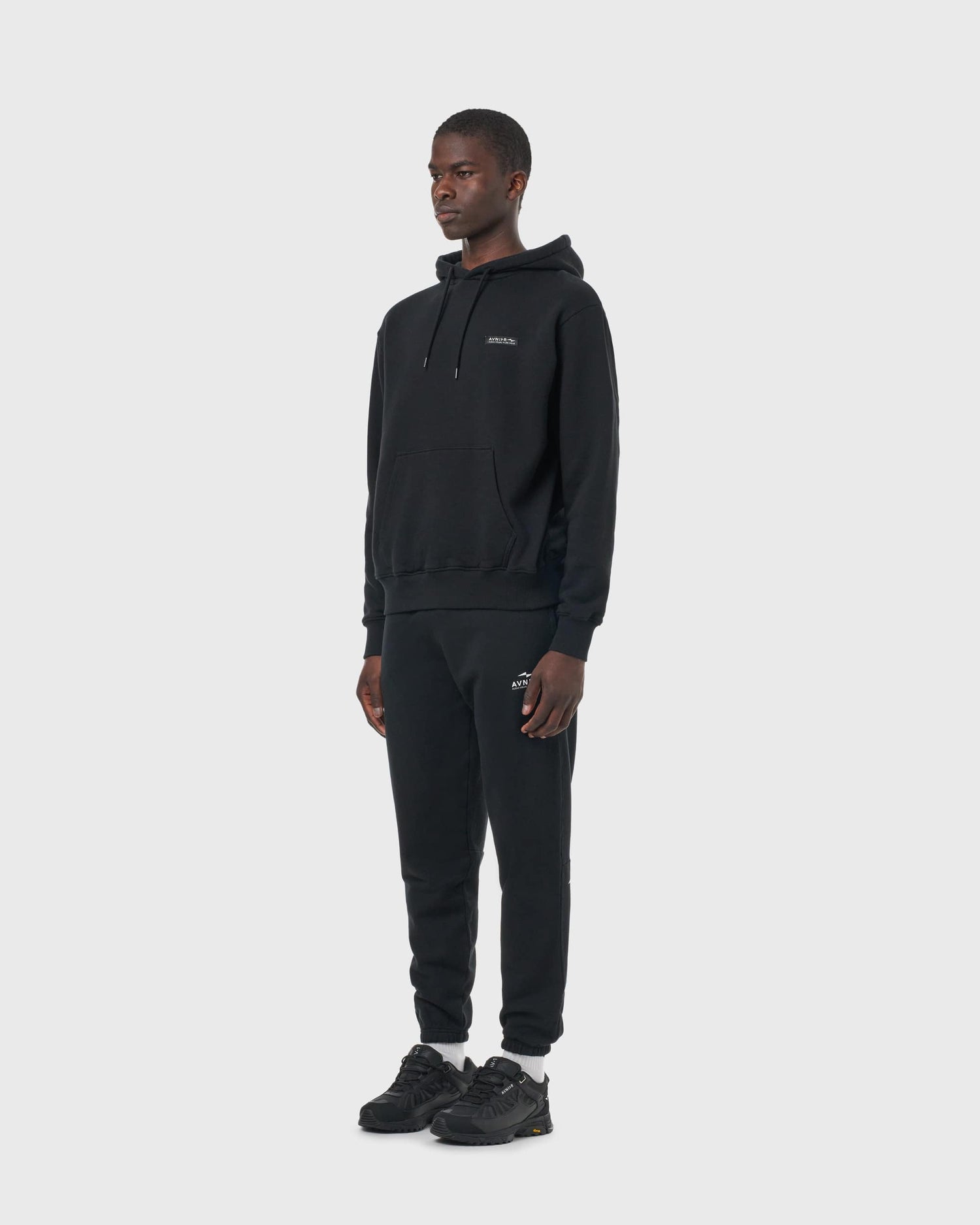 Hoodie noir Avnier Onset V5 vu de profil, coupe droite et finitions soignées.