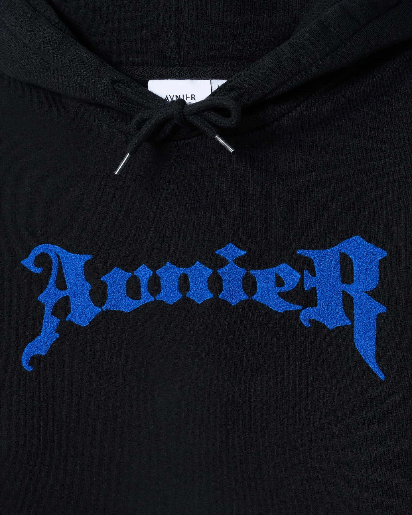 Zoom sur AVNIER bleu imprimé sur le hoodie Onset Umbra