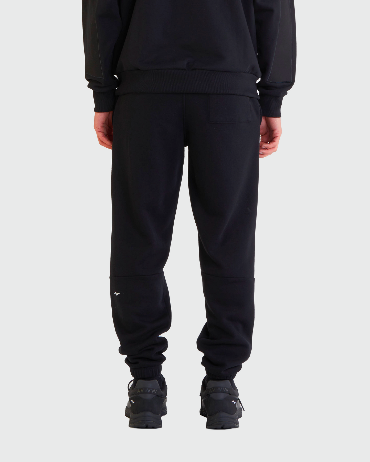jogging-pause-black-v2-avnier-vetement-orelsan-4-silhouette-dos - noir