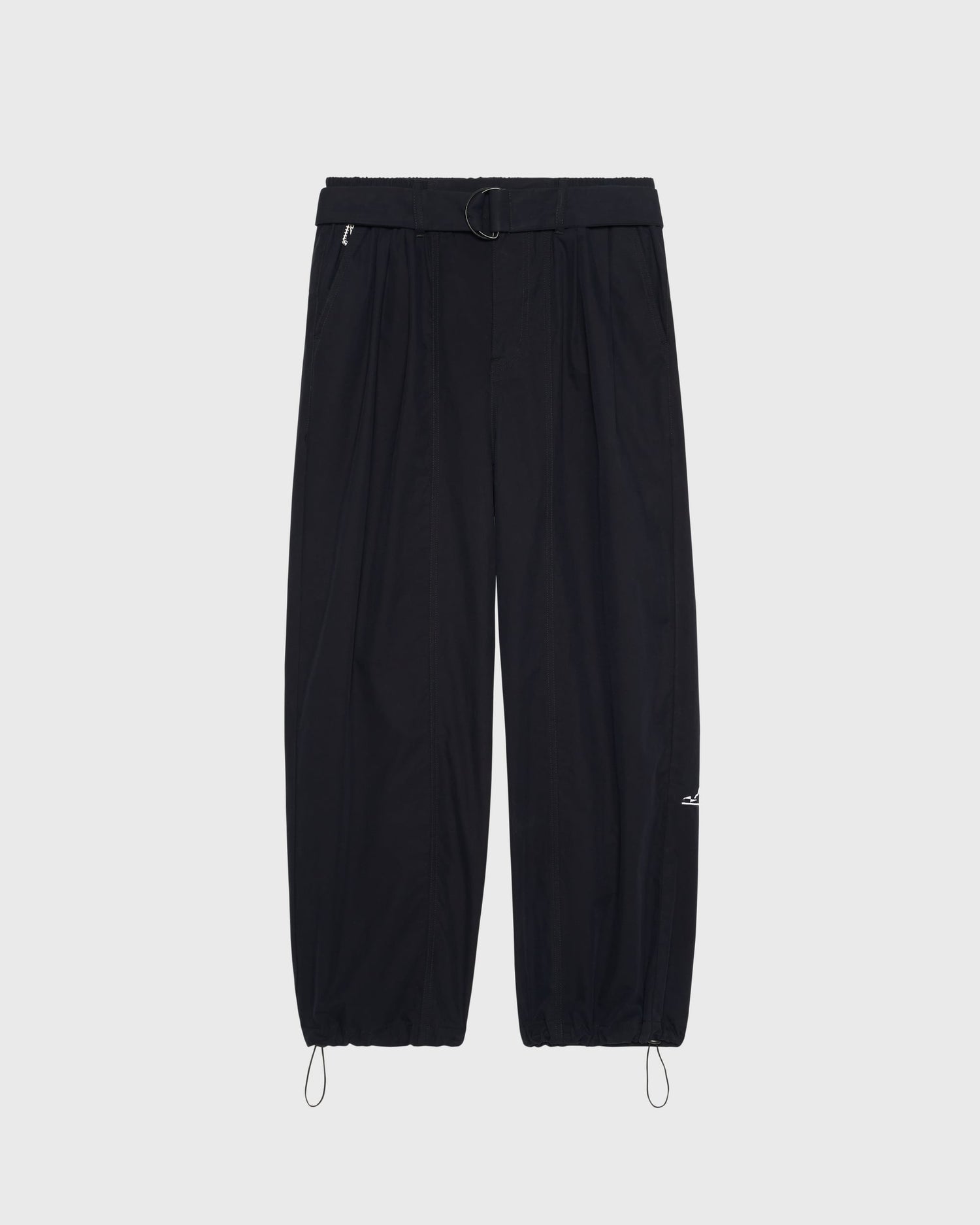 Pantalon Housaka AVNIER × Saint James noir, vue de face, coupe large en toile parachute avec ceinture technique à boucle métallique.
