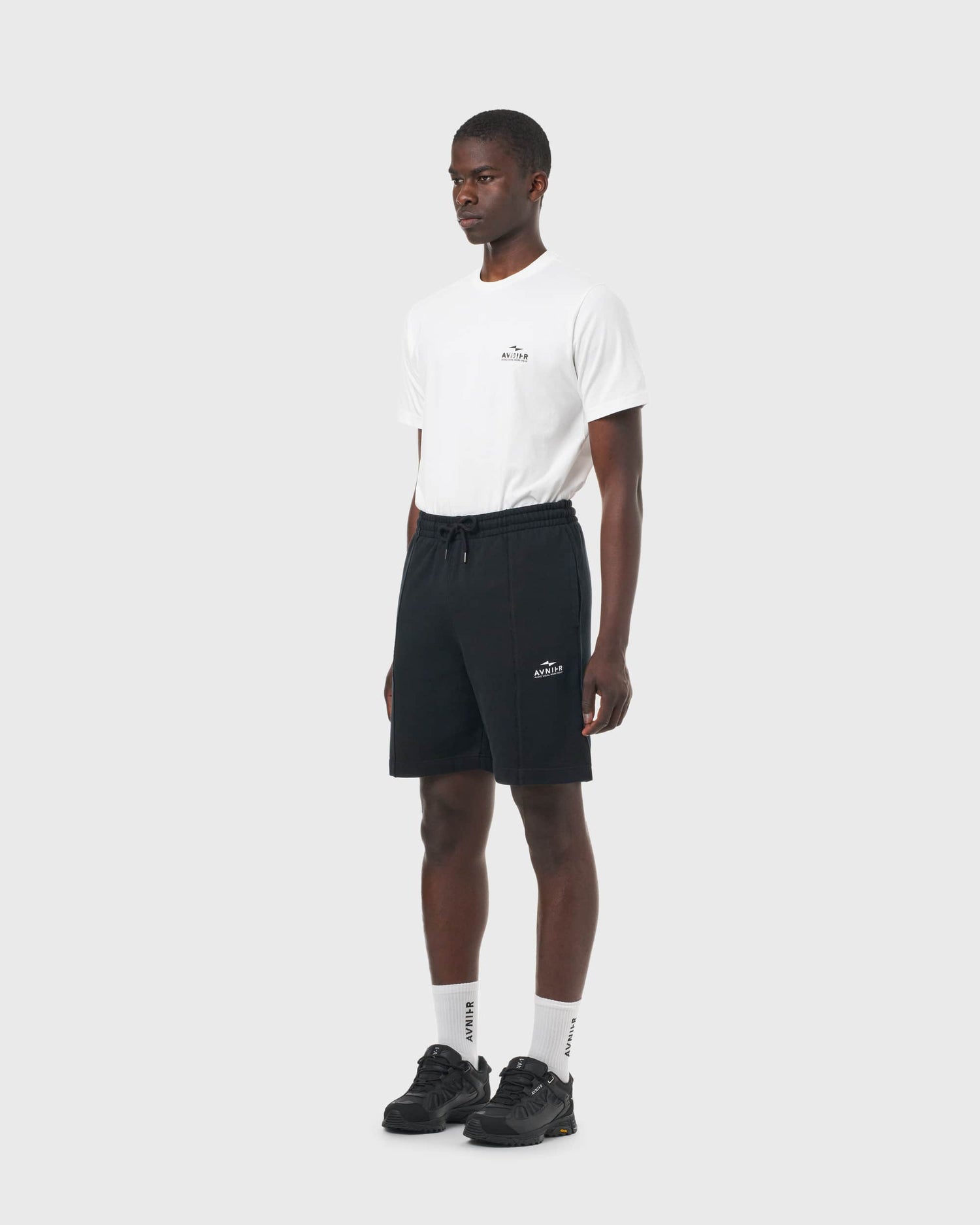 Short noir Avnier Break V3, vue de profil — tissu doux et coupe confortable.