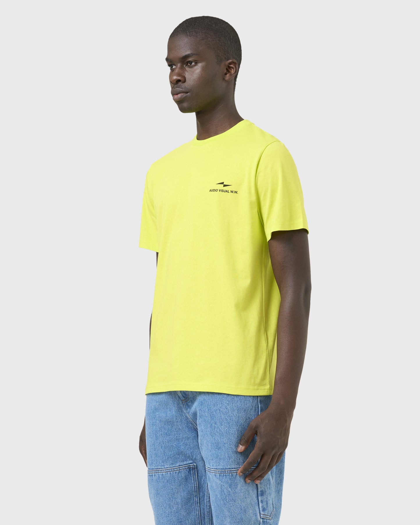 t-shirt-source-vertical-jaune-avnier-tournage-4-silhouette-look - Jaune