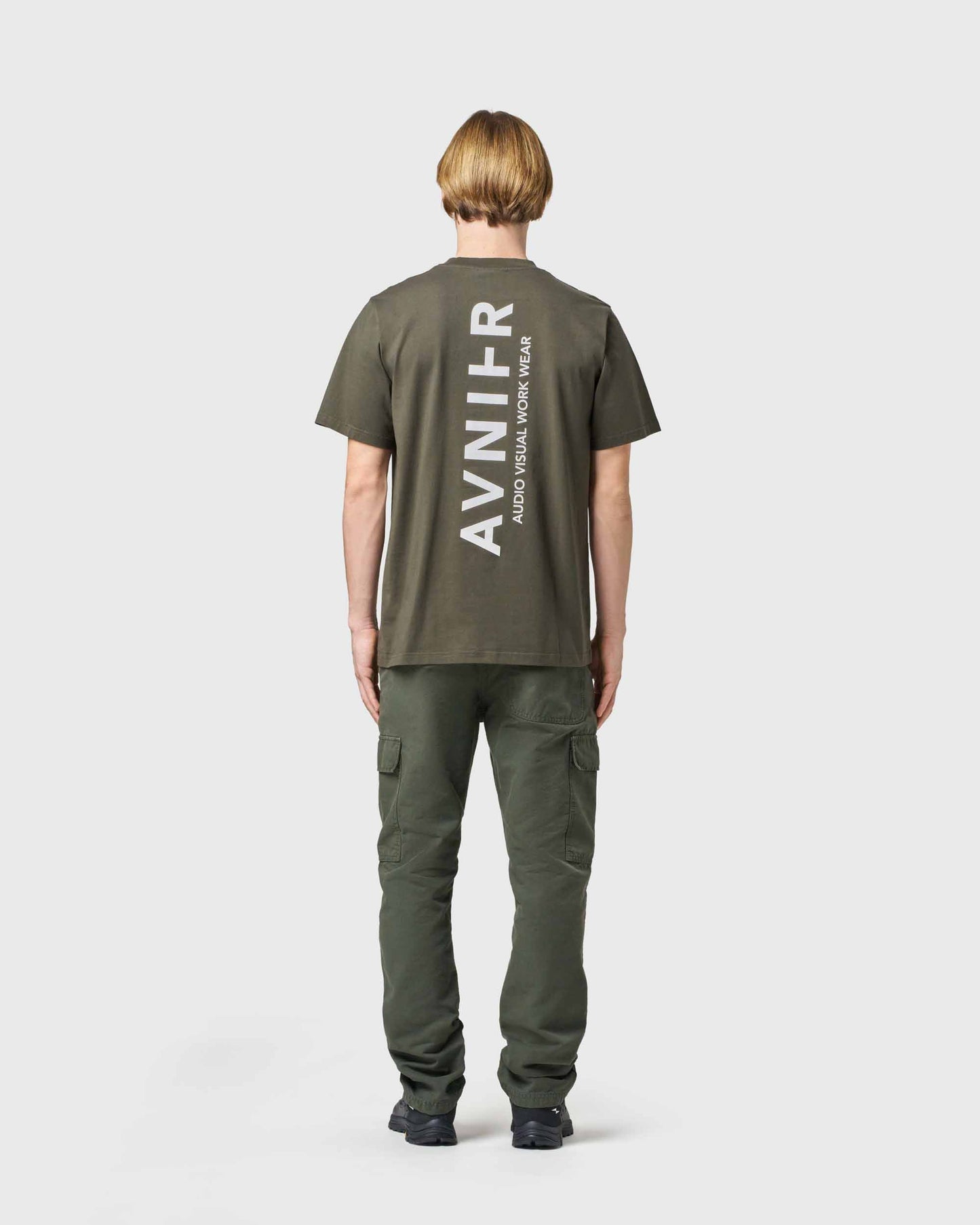 t-shirt-source-vertical-v-kaki-nuit-avnier-marque-orelsan-4-silhouette-look-dos - Kaki Nuit