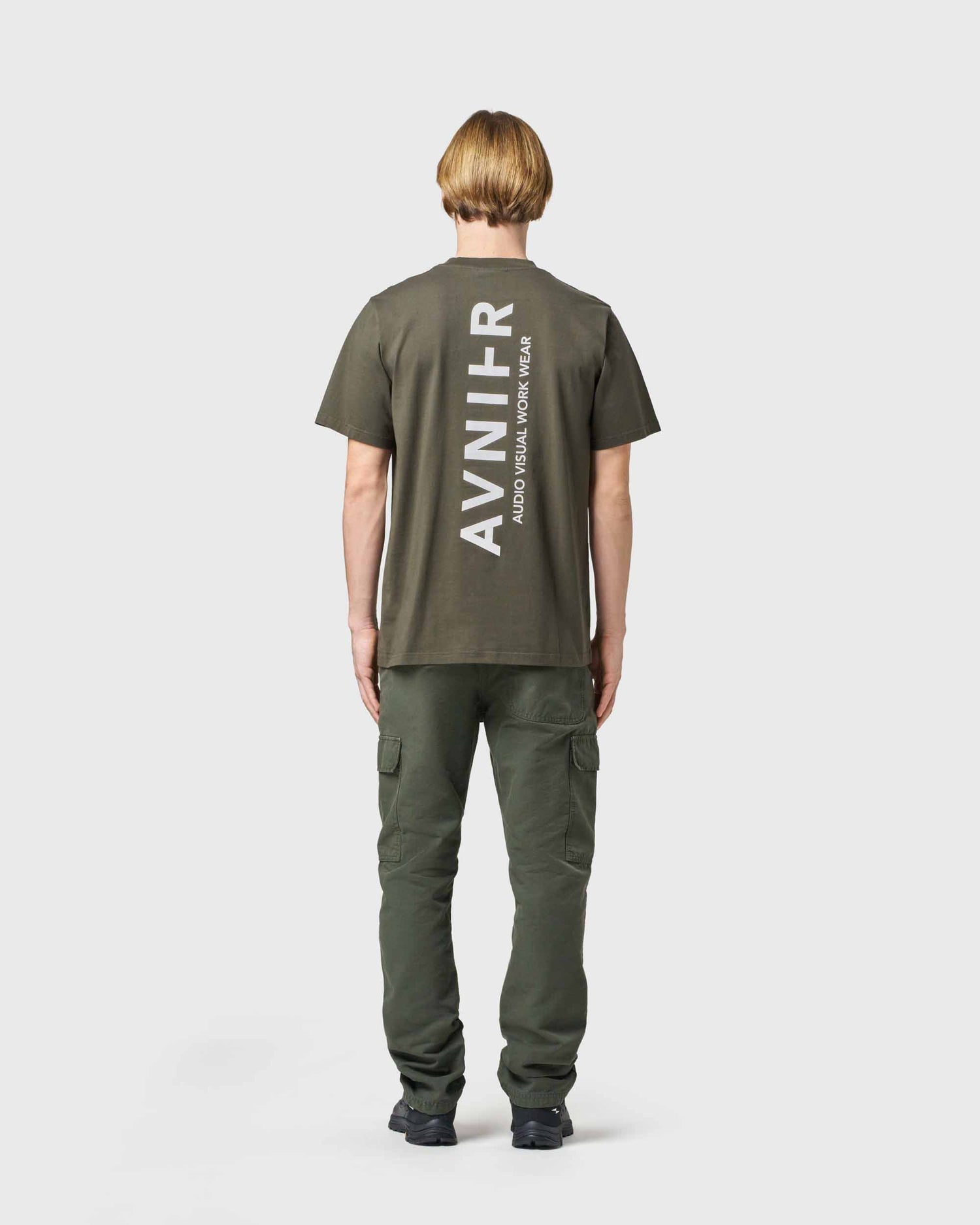 t-shirt-source-vertical-v-kaki-nuit-avnier-marque-orelsan-4-silhouette-look-dos - Kaki Nuit