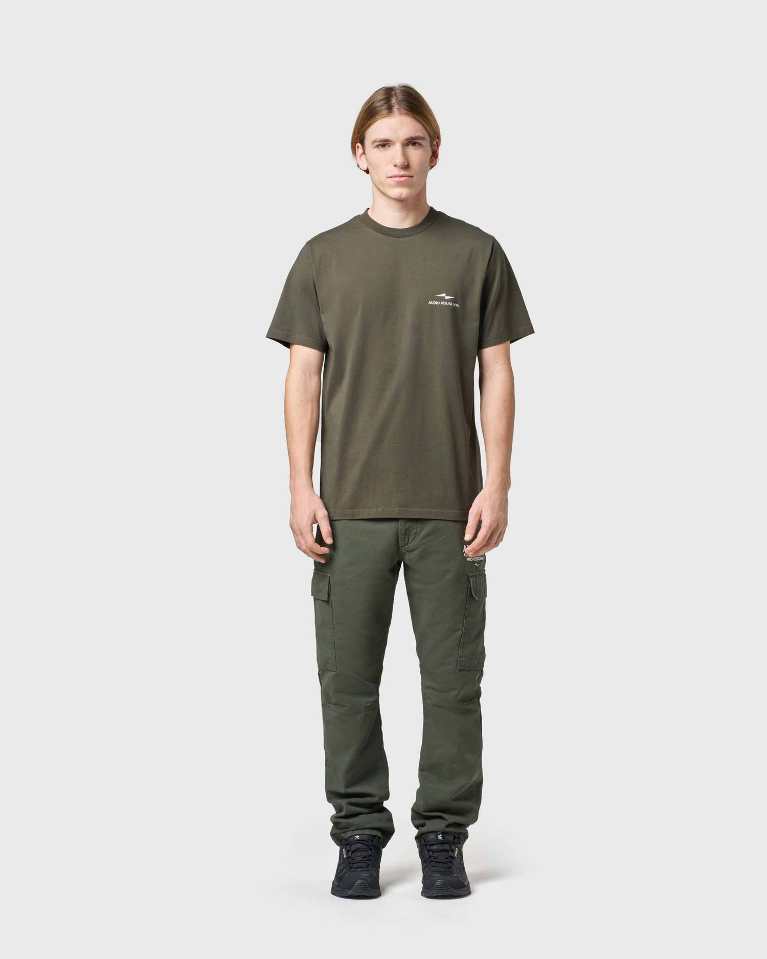 t-shirt-source-vertical-v-kaki-nuit-avnier-marque-orelsan-4-silhouette-look - Kaki Nuit