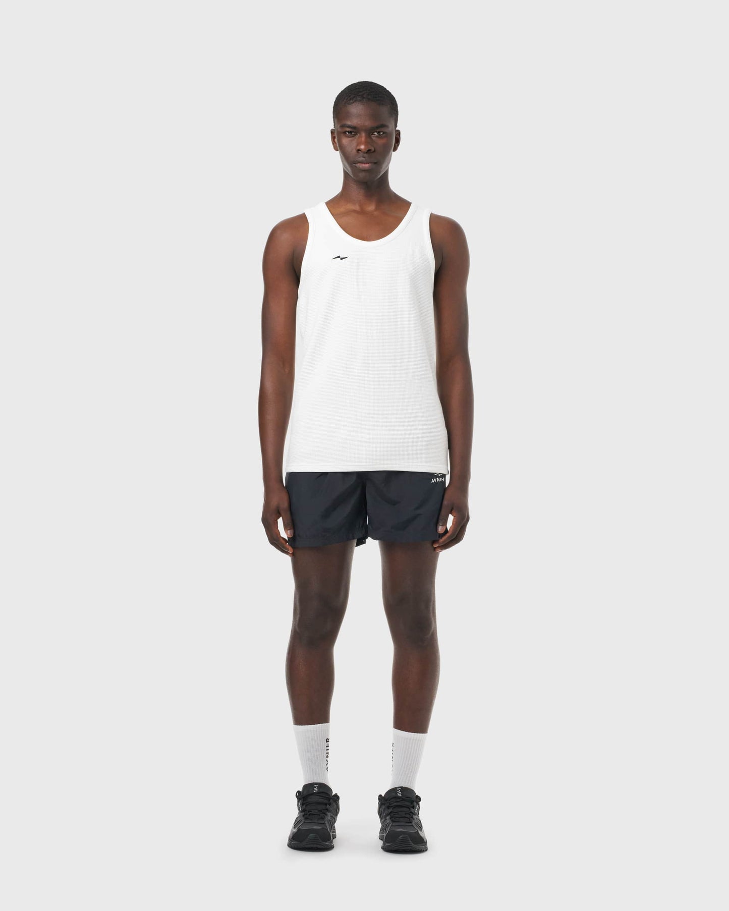 Débardeur blanc Avnier Aperture porté par un homme, style minimaliste et moderne.