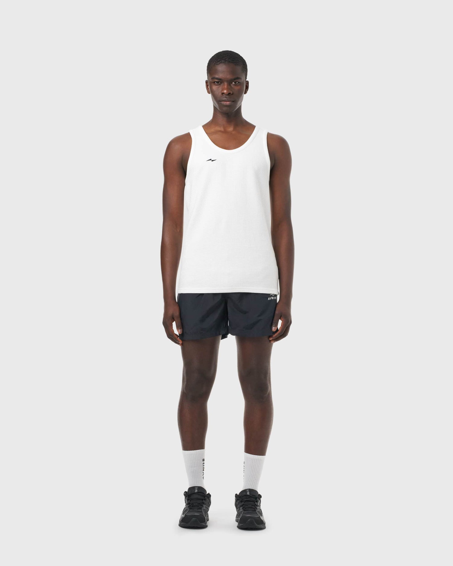 Débardeur blanc Avnier Aperture porté par un homme, style minimaliste et moderne.