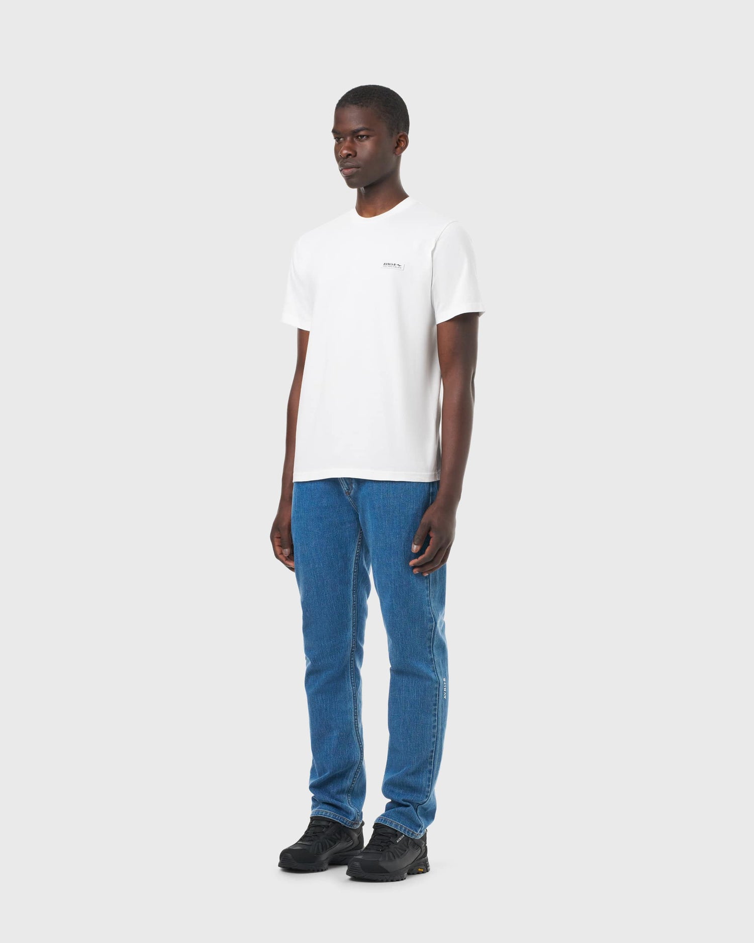 tshirt-blanc-avnier-source-v5-homme-profil-urbain - blanc