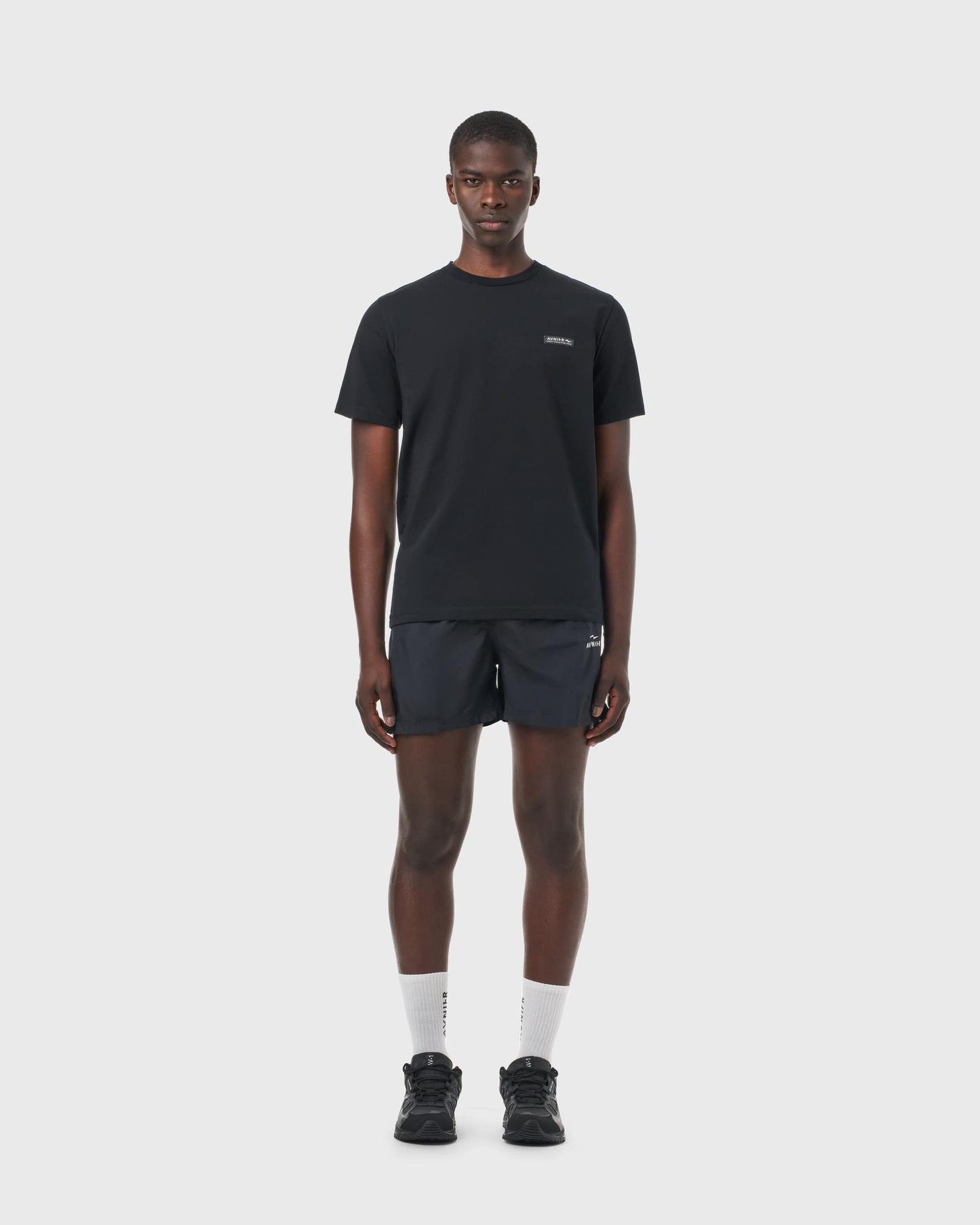 tshirt-noir-avnier-source-v5-homme-lifestyle-face - noir