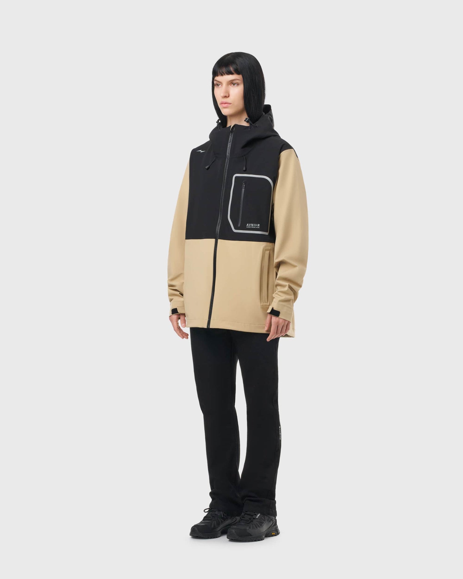 Look complet femme avec veste Hardshell Interlude beige Avnier, vêtement technique au design fonctionnel. - beige