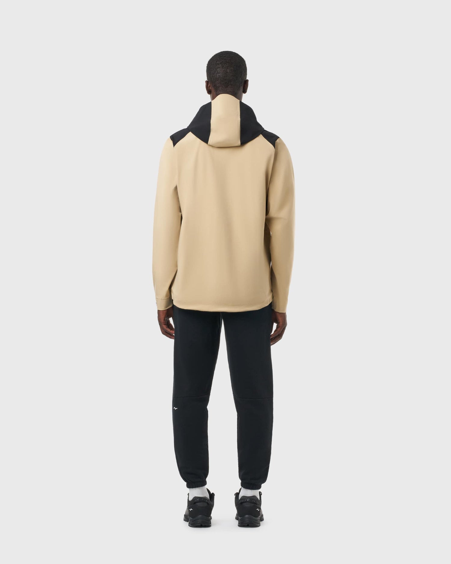 Vue de dos de la veste beige Avnier Hardshell Interlude, lignes épurées et coupe ajustée. - beige