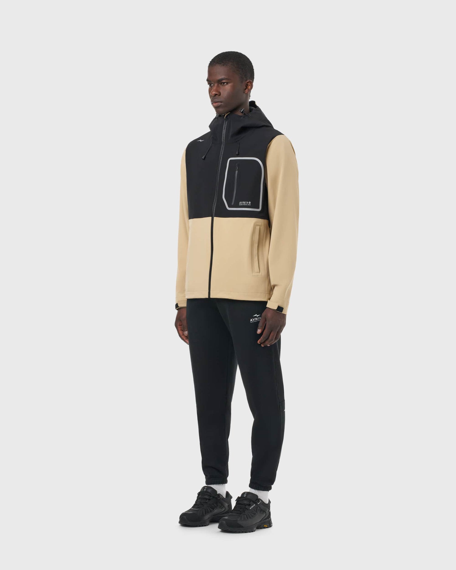 Profil homme avec veste Avnier Interlude beige, matière respirante et coupe ergonomique. - beige