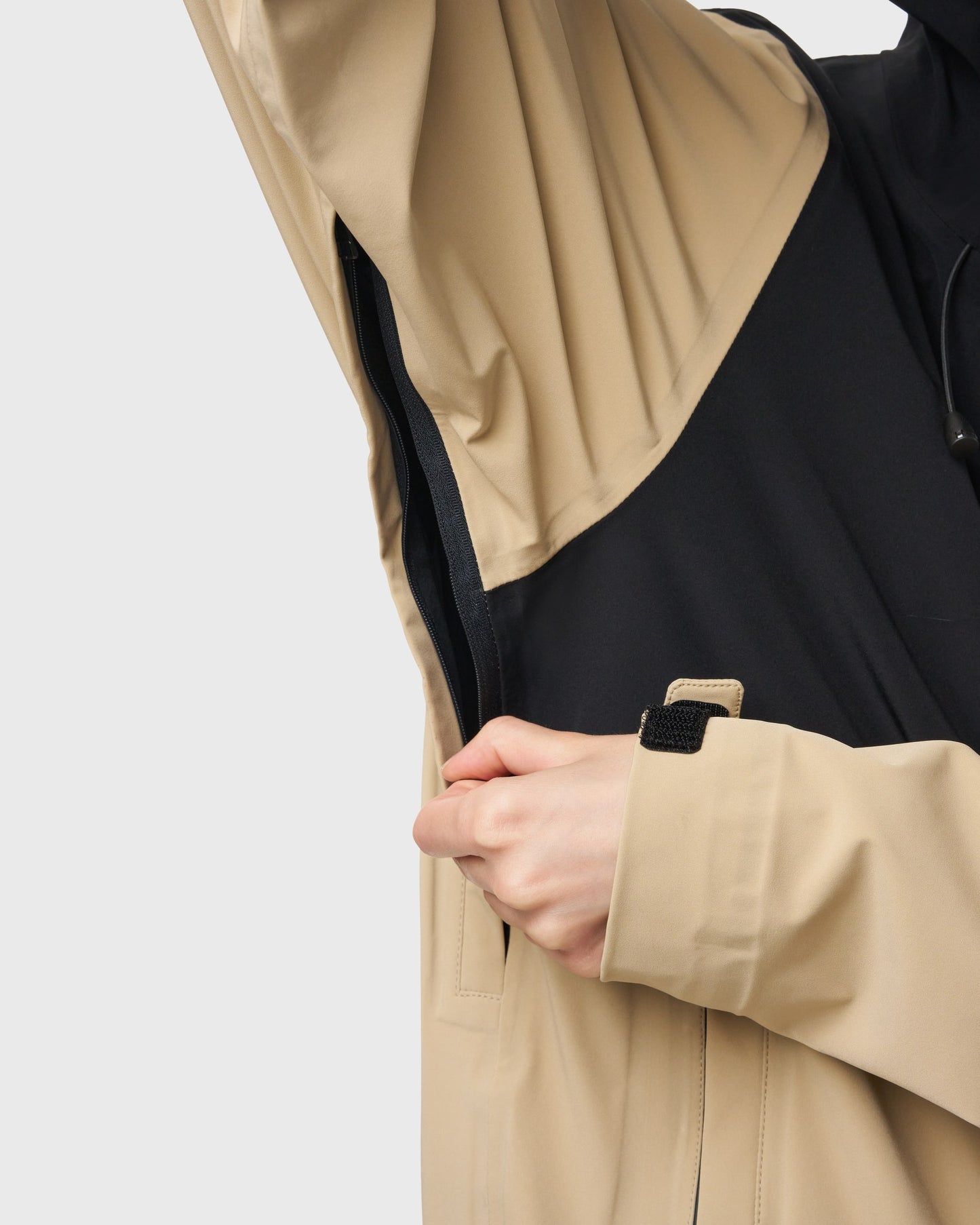Aérations zippées sous les bras de la veste Avnier Interlude beige, confort thermique et respirabilité. - beige