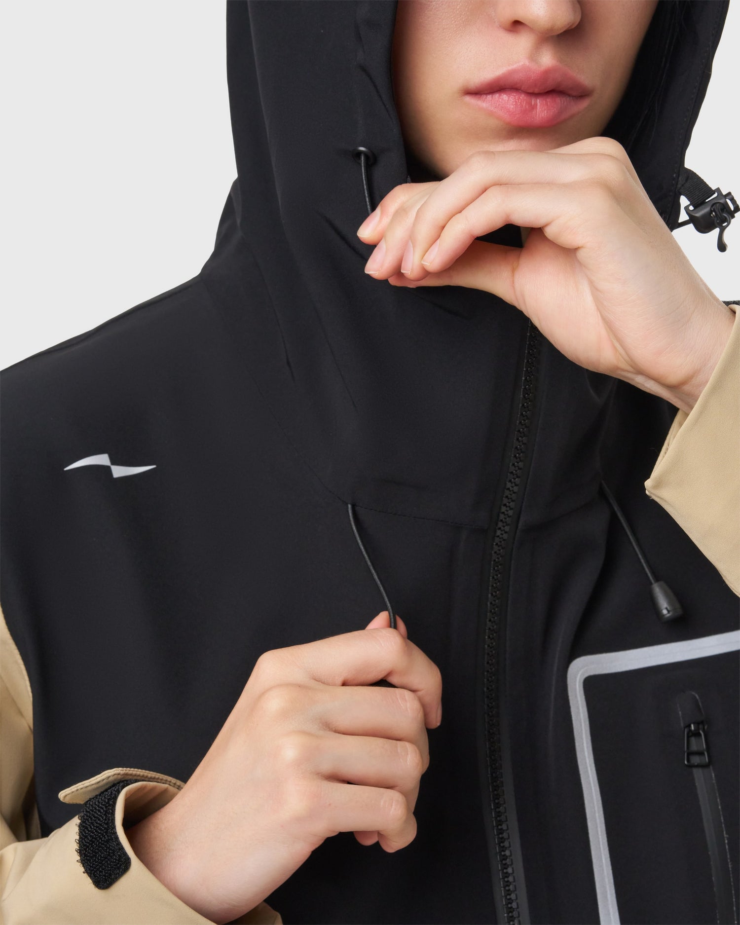 Cordons ajustables de la capuche sur la veste Avnier Interlude beige, protection pluie et vent. - beige