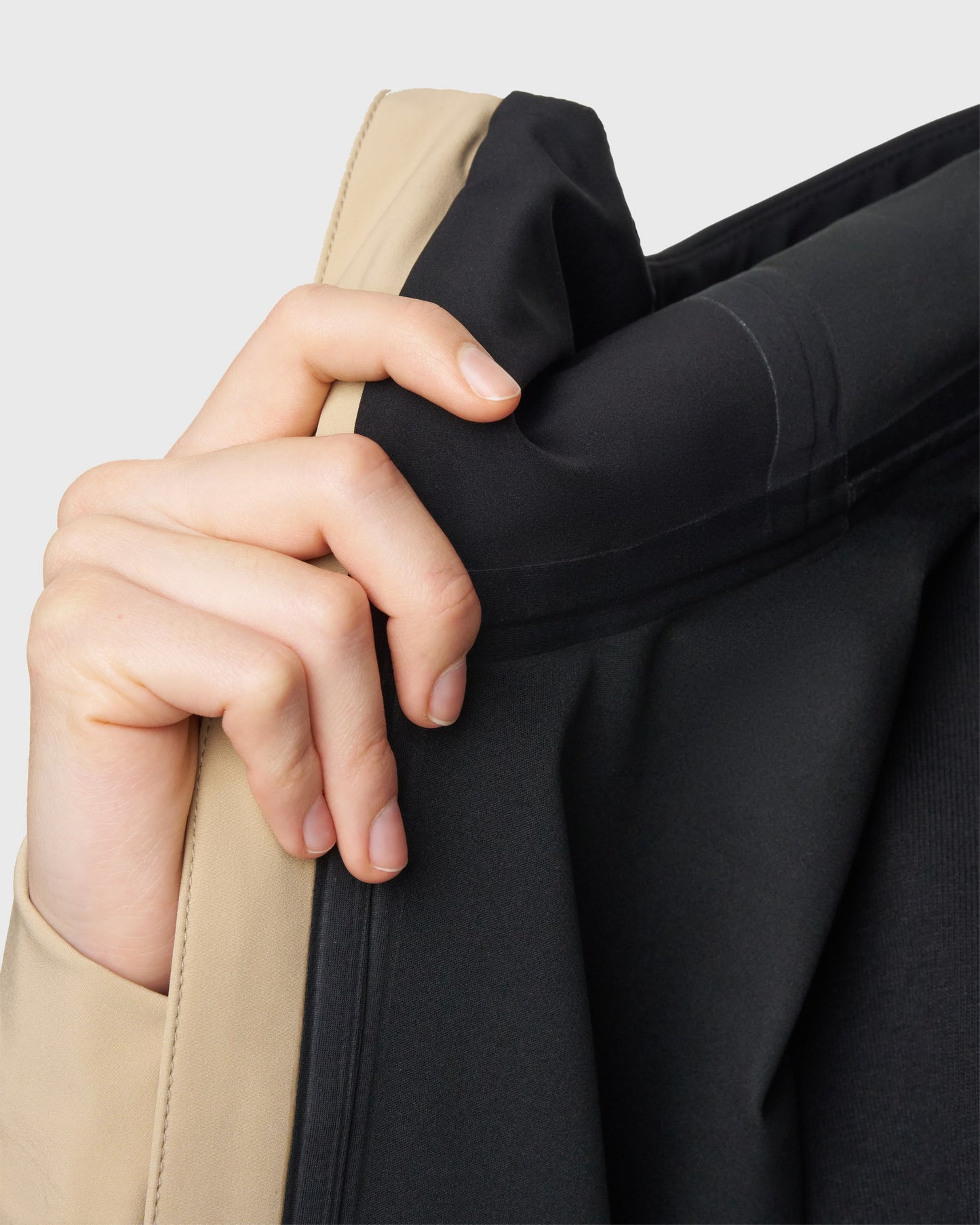 Intérieur technique de la veste Avnier Interlude beige, doublure respirante et finitions étanches. - beige