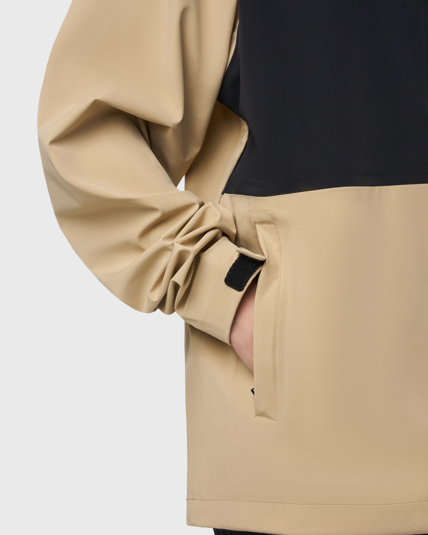 Zoom sur la poche latérale et le poignet réglable de la veste Avnier Interlude beige. - beige
