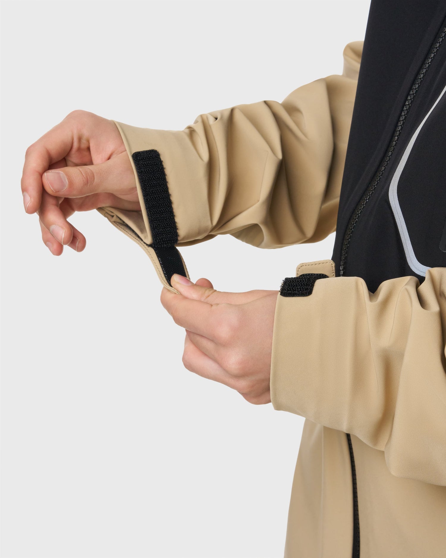 Détail du scratch au poignet sur la veste Avnier Interlude beige, ajustement précis et pratique. - beige